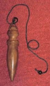 Pendul din lemn pe snur negru - ascutit
