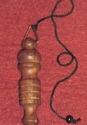 Pendul din lemn pe snur negru